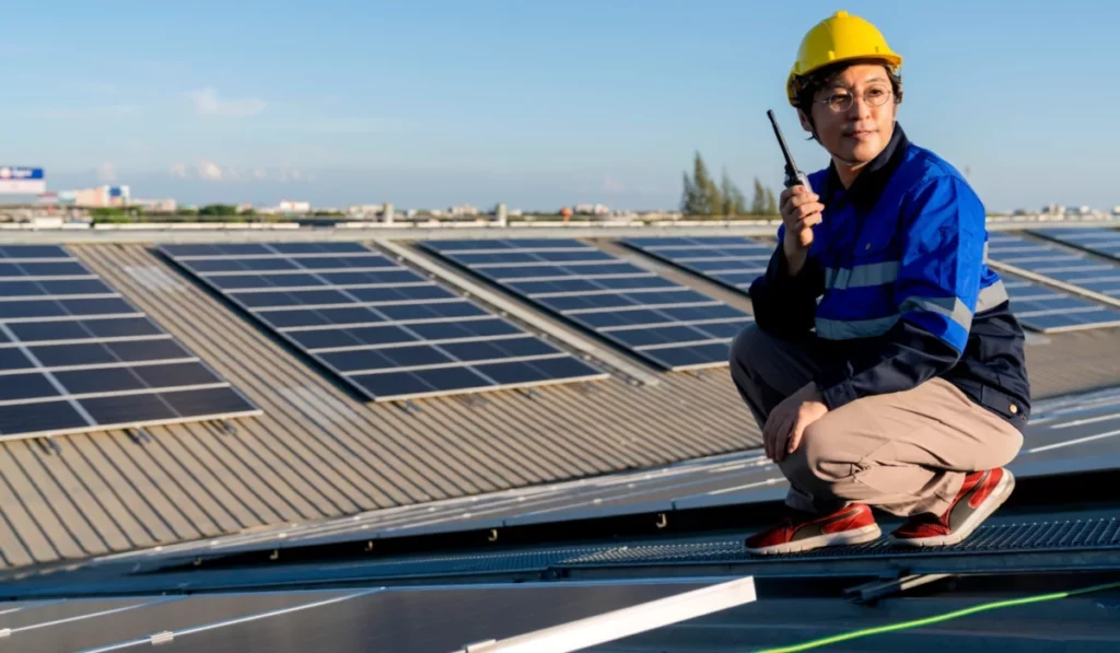 tecnico-instalacion-paneles-solares