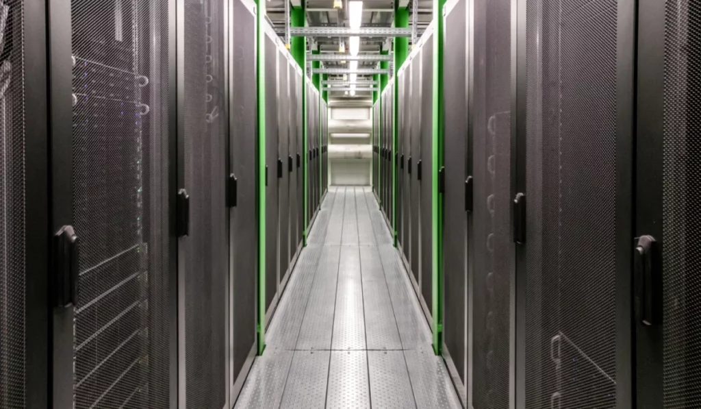 sala-servidores-corredor-datacenter